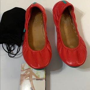 Size 6 poppy Tieks